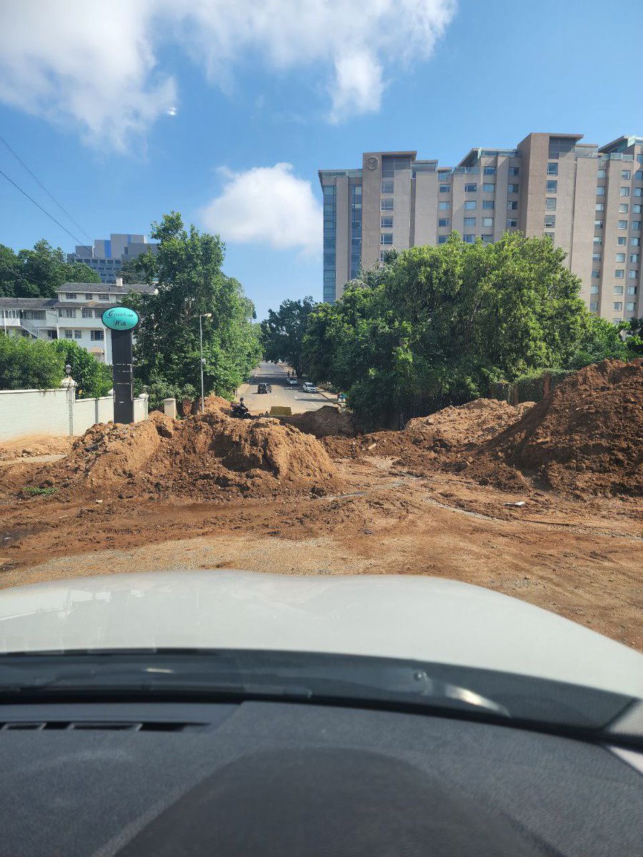Sameer__Osman's tweet photo. @Disgruntled_SA @JHBWater @LyndaShacks This picture was taken this morning at 9am, still no one on site. https://t.co/aJqXnY9pkO