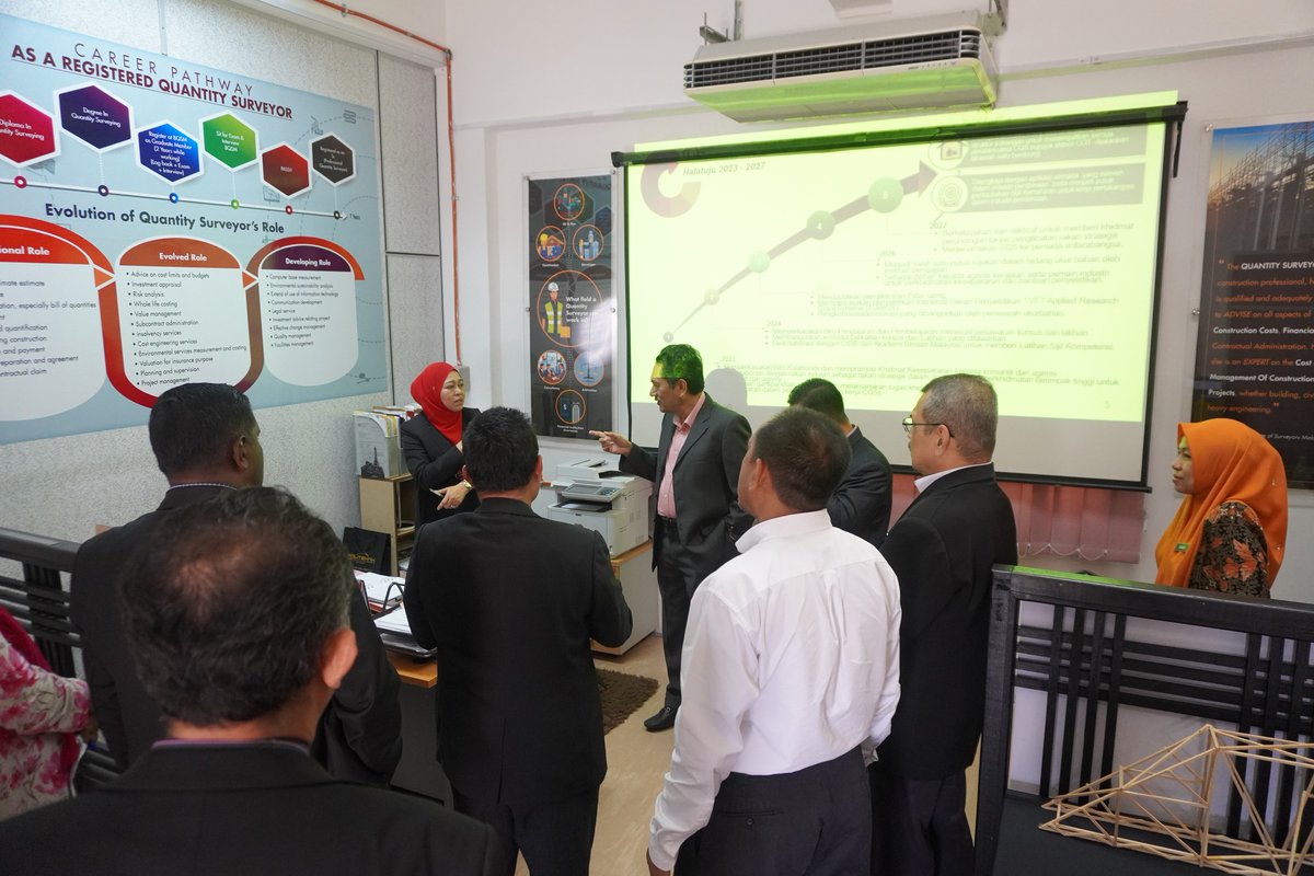 PolyKB_official's tweet photo. 21 Oktober 2024, Politeknik Kota Bharu: Mesyuarat CEO@POLYCC dan Jawatankuasa Penasihat Industri (JPI) Politeknik Kota Bharu 2024. https://t.co/chbqqaJwOi
