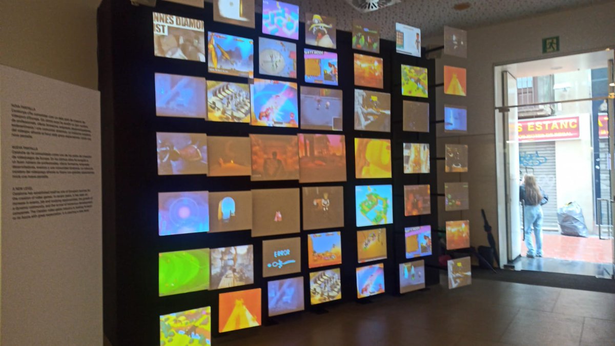 Dipta_cat's tweet photo. 🎮 Endinsa't en el procés de creació d'un #videojoc, coneix els perfils professionals que hi treballen i descobreix els #VideojocsCatalans amb èxit internacional a través de l'exposició #NovaPanatalla 🕹️🗓️Fins al 31/OCT a l'@eadreus
ℹhttps://t.co/vh21PmGvqF #estudiarArtiDisseny https://t.co/vE55Rr1Jq4