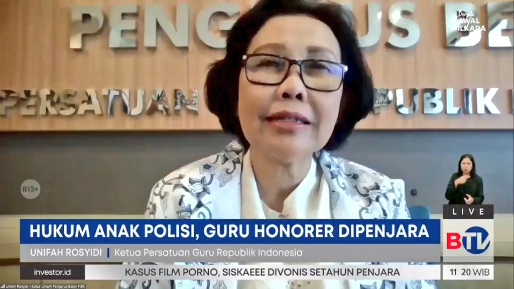 PBPGRI_OFFICIAL's tweet photo. Bebaskan Ibu Supriyani dari kriminalisasi terhadap guru, itulah kata tegas yg dilontarkan oleh Ketum PB PGRI Unifah Rosyidi saat wawancara di @Beritasatu. PGRI hadir memberikan pendampingan bantuan hukum  dan terus mengawal kasus ini hingga tuntas. #SaveIbuSupriyani https://t.co/rCR9sh0zwC