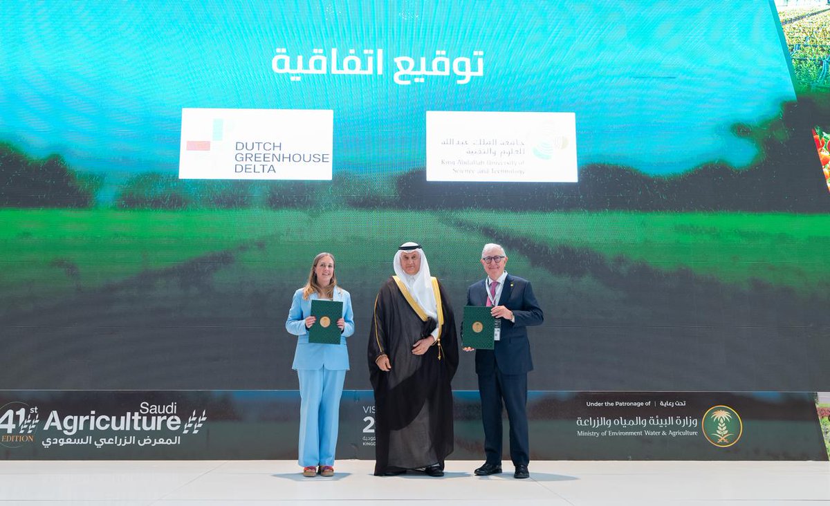 KAUST_NewsAR's tweet photo. في سياق مشاركة #كاوست في #المعرض_الزراعي_2024، تم توقيع اتفاقية شراكة مع @greenhousedelta. 

يهدف التعاون للعمل على مشاريع تطويرية، وحلول تقنية في مجال استدامة الغذاء والزراعة، إضافة إلى بناء القدرات المحلية في المجال للوصول إلى مستقبل أكثر استدامة. https://t.co/Vept8H7Nwh