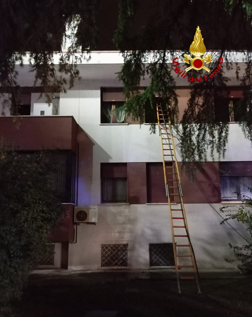 Vigodarzere (PD), e’ terminato a mezzanotte l’intervento dei #vigilidelfuoco per l’#incendio che aveva coinvolto una mansarda e il tetto di una casa in via Roma.
Le squadre da Padova, sono riuscite a spegnere le fiamme, evitando la propagazione al resto della struttura