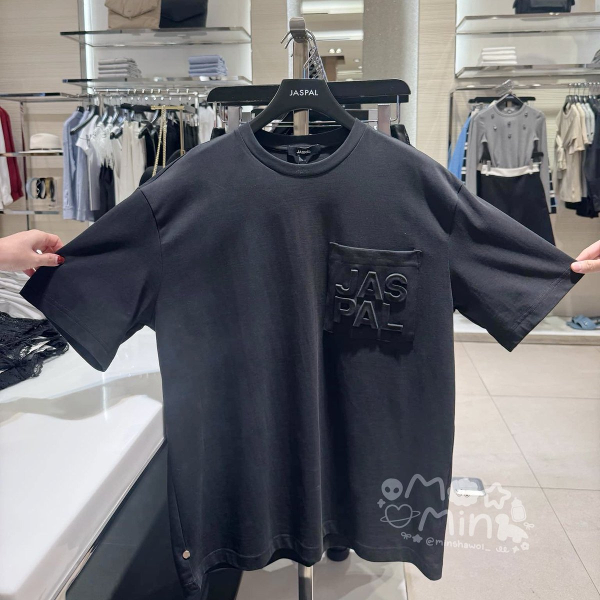 minshawol_'s tweet photo. แปะๆของขวัญให้เจ้ออ้วงฮ้าฟ 🎁✨

Tutor 
- Embossed Logo Pocket Oversized T-Shirt

Yim 
- Side Towel Logo Oversized T-Shirt

ให้ลูกไปวันงานรักใต้บรรทัด Final Episode น้า ♡

#TutorKrp #Mynameis_yim 
#GiftForTUTOR #GiftForYim https://t.co/HjLoISYCRj