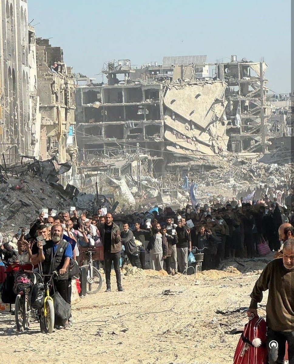 ما يحدث في مخيم #جباليا هو عملية تهجير قسري تحت تهديد النار ومصورة بالبث المباشر، وتبثها كاميرات الدرونز الاسرائيلية بكل بجاحة.. 
وهو يتعارض مع القانون الدولي 
ما يحدث في مخيم جباليا هوتهجير للمرة الثانية للسكان فأغلب سكان المخيم لاجئون من هجرة ال عام 1948