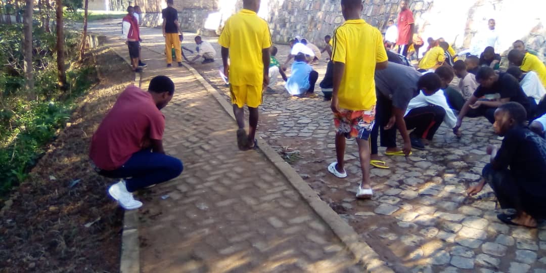 Nyamagabe's tweet photo. Abatuye Akarere bazindukiye mu Gitondo cy'Isuku, gahunda imenyerewe buri wa Kabiri.
Bakoze isuku ahahurira abantu benshi nko mu Bigo by'Ubuvuzi, mu Bigo by'Amashuri, mu Midugudu y'Icyitegererezo n'ahandi.
#IsukuHoseIheraKuriNjye https://t.co/wo9eczEvYM