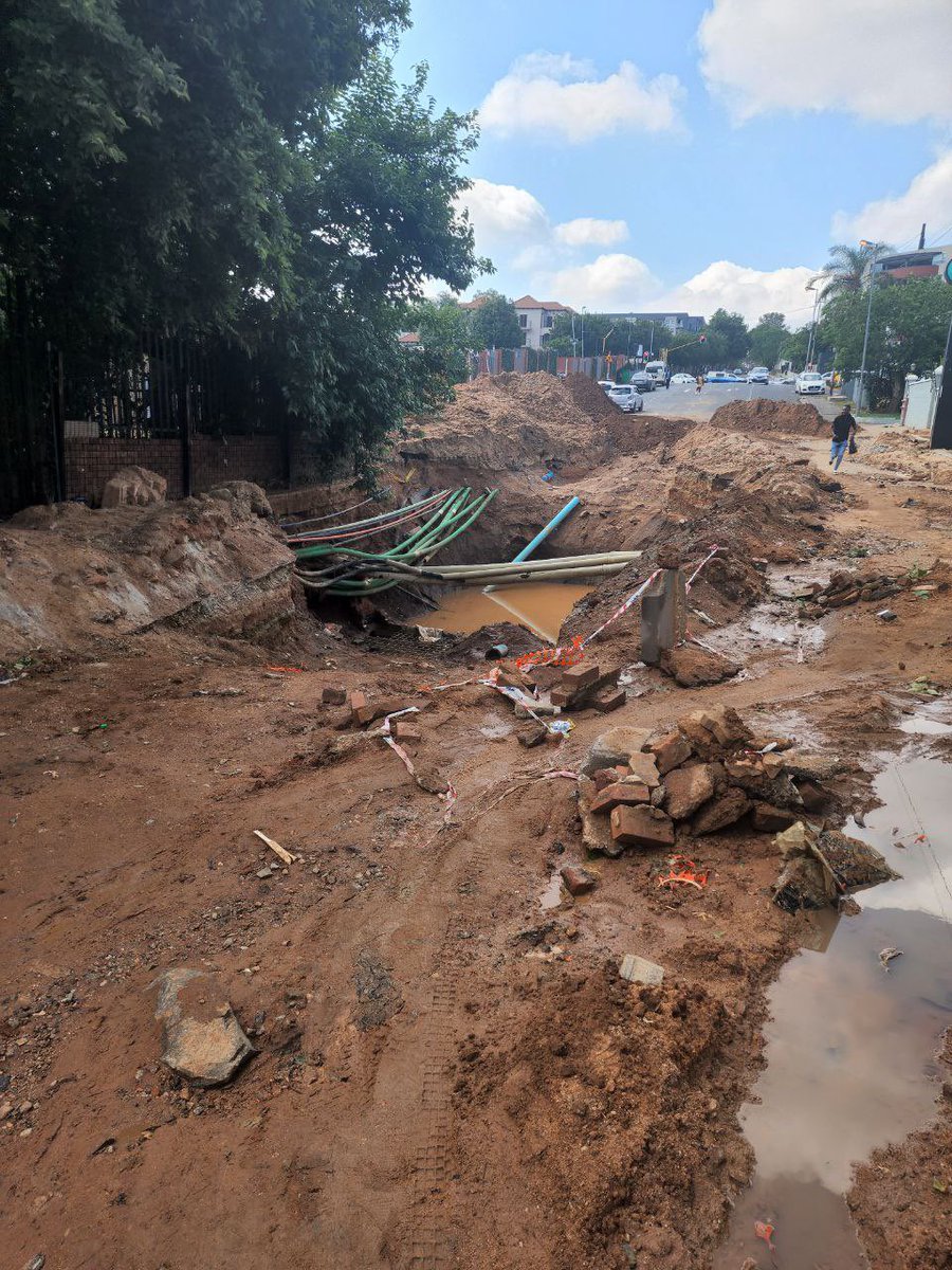 Sameer__Osman's tweet photo. @JHBWater Reminder

Please provide an update on the burst pipe in Sandton? No one on site? https://t.co/8jj28YYReU