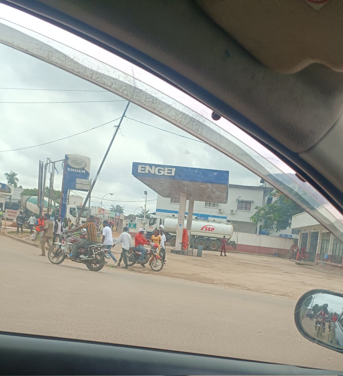 LongandjaD's tweet photo. #Kisangani le carburant subit deux prix sur le marché, il se vend à 3776 FC essence chez les Socom et 4220fc pour somaliens pourtant le prix homologué est de 3776Fc. Un abu et bcp de risques sur le Marché. @DMukokoSamba @rkitsita @MadeleineNikom2 @Presidence_RDC @PatrickMuyaya https://t.co/JCzfks49Vz