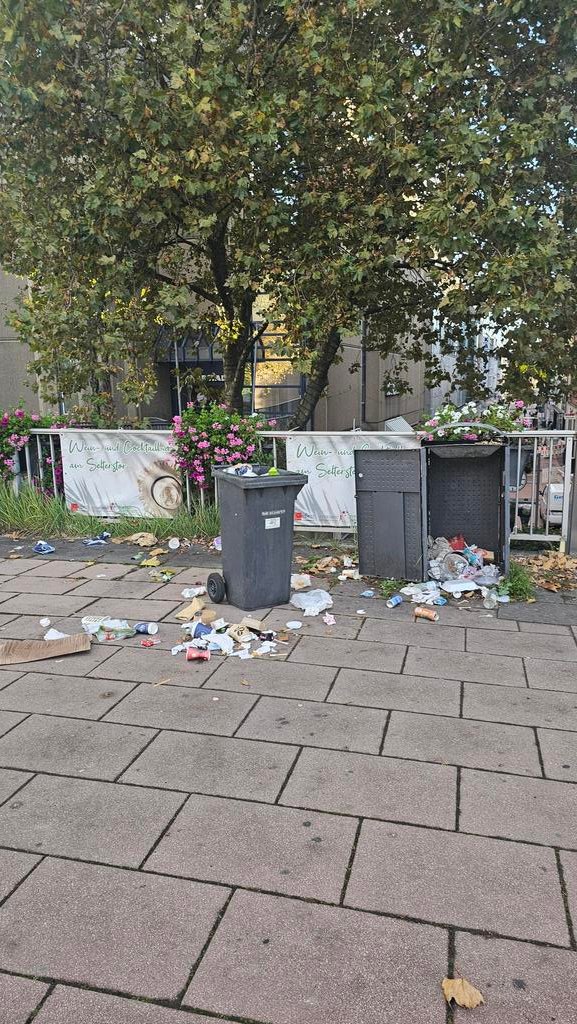 So sieht eine Stadt aus die von der <a href="/Die_Gruenen/">BÜNDNIS 90/DIE GRÜNEN</a> Partei regierte wird. Müll und Chaos!
Stadt #Gießen