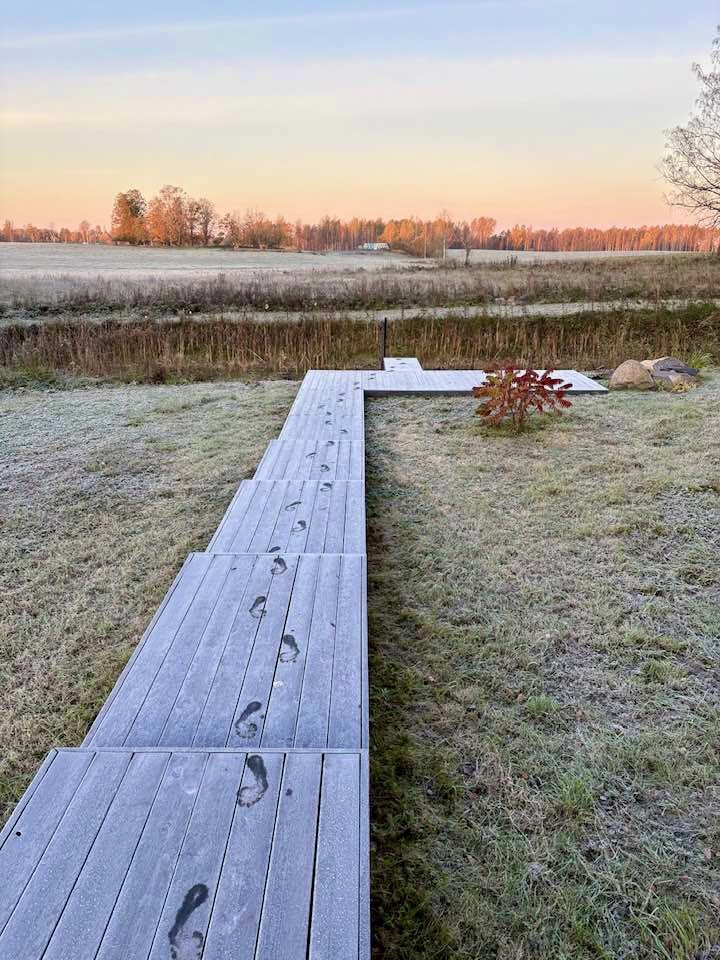 backdek's tweet photo. Walkway from the pond to the house created by Backdek’s thermowood modules 🍂🍁 https://t.co/9ucwnMpNId