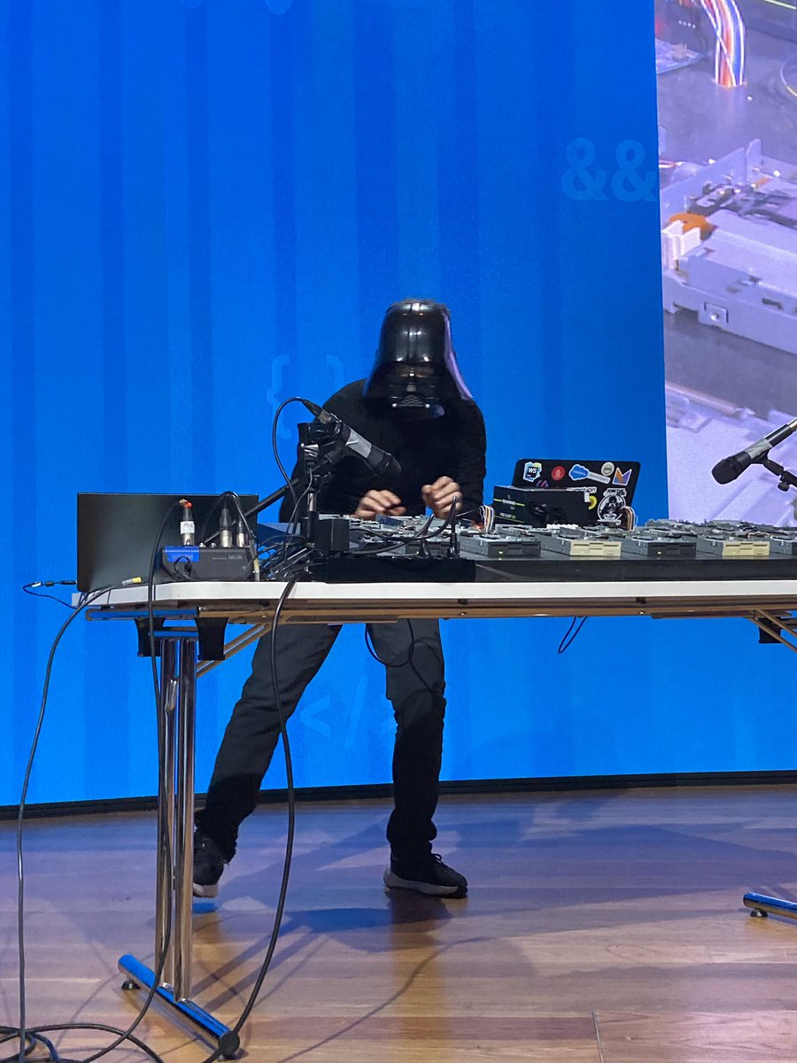 CodemotionIT's tweet image. Un’orchestra di floppy disk apre le danze della #CodemotionMilan24! 
#Dslak