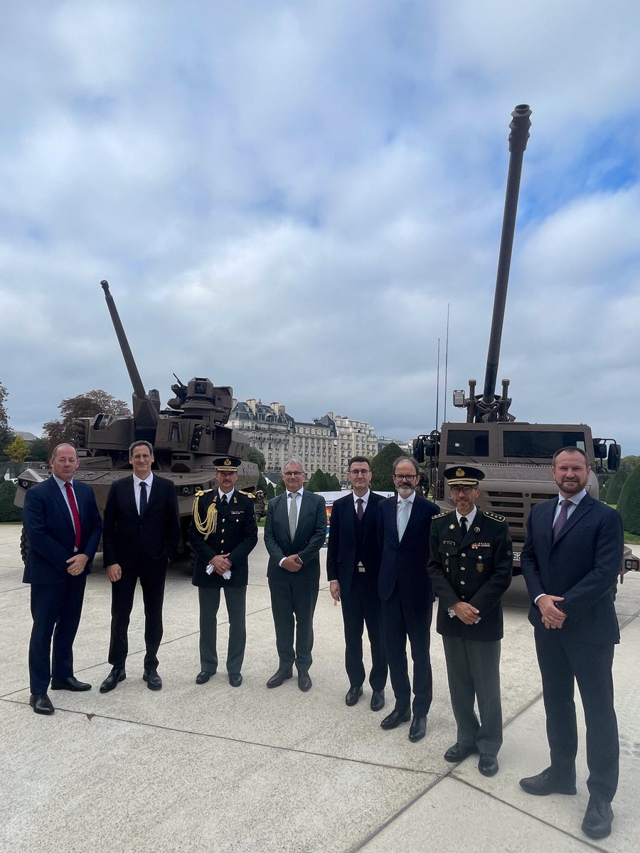 Très honoré d’avoir pu m’entretenir avec sa Majesté Philippe de Belgique à l’occasion de sa visite d’Etat à Paris. Sa Majesté s’est notamment vue présenter le #CAESAR, le #JAGUAR et le #GRIFFON « Poste de commandement », qui font partie des véhicules du programme #CaMo et seront