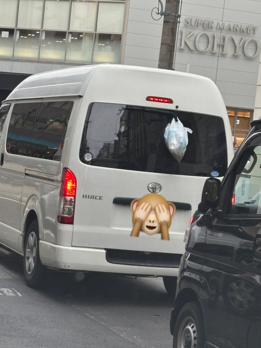 cu3s0's tweet photo. 左折まちでみた衝撃の光景！

教えてあげたいけど信号が…。

#カオスな大阪 #神戸ナンバーゴミ持ち帰り https://t.co/kJ7rsci5Ph
