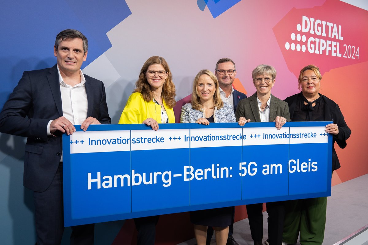 Als Betreiber des ersten Open-RAN-Mobilfunknetzes in Europa steht 1&amp;1 bereit, mit Innovationen die Breitbandversorgung für Bahnreisende zu verbessern. Gestern wurde beim #DigitalGipfel der Bundesregierung eine #Absichtserklärung dazu unterzeichnet. #immerwiederbesser #5G