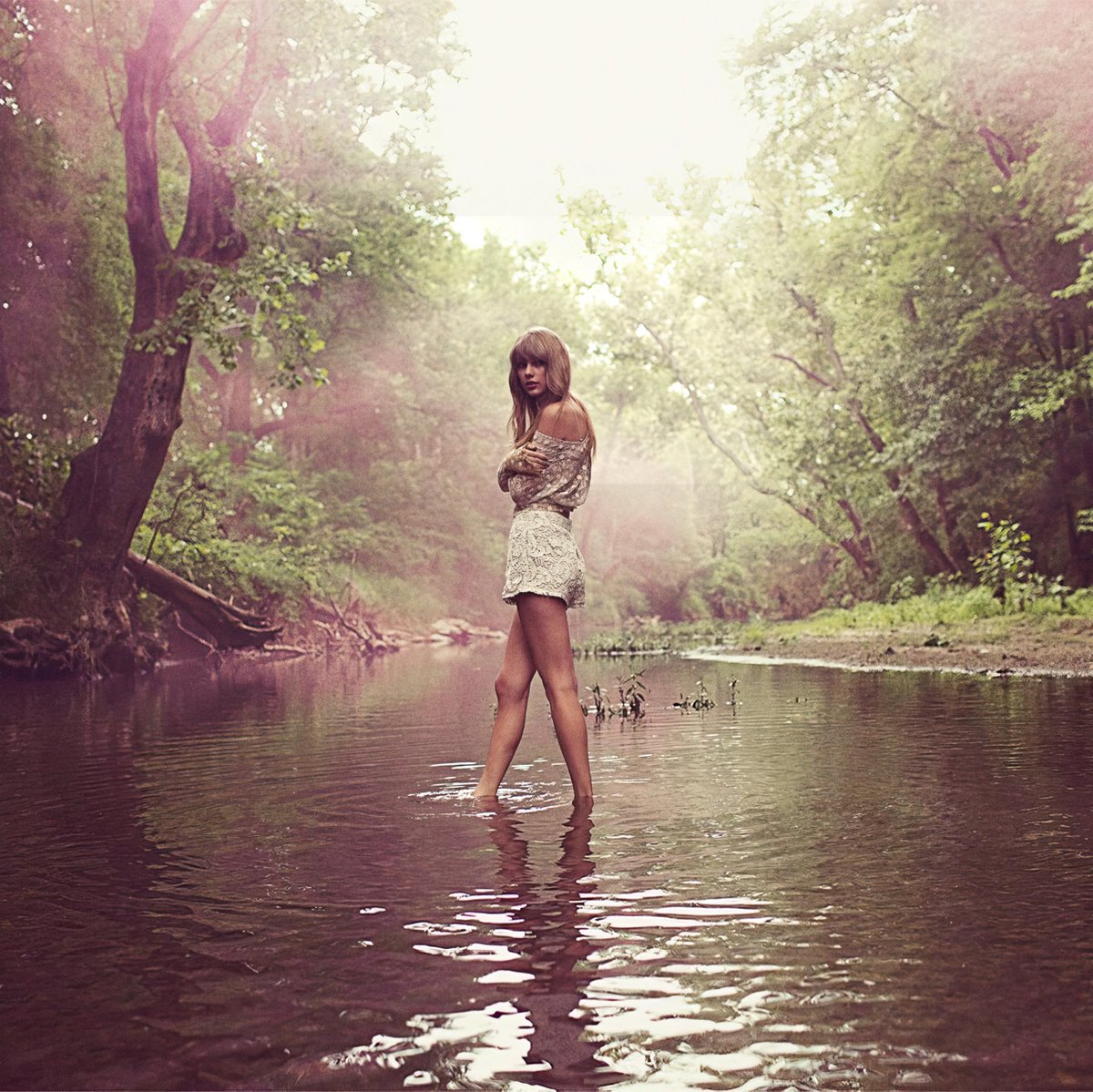 🔙 | Há exatamente 12 anos a Taylor Swift lançava o seu quarto álbum de estúdio, ‘Red’ ❤️

— O disco foi, à data, a maior estreia da carreira da Taylor Swift nas tabelas dos EUA; em Portugal foi o primeiro dos seus álbuns a entrar nas tabelas de vendas