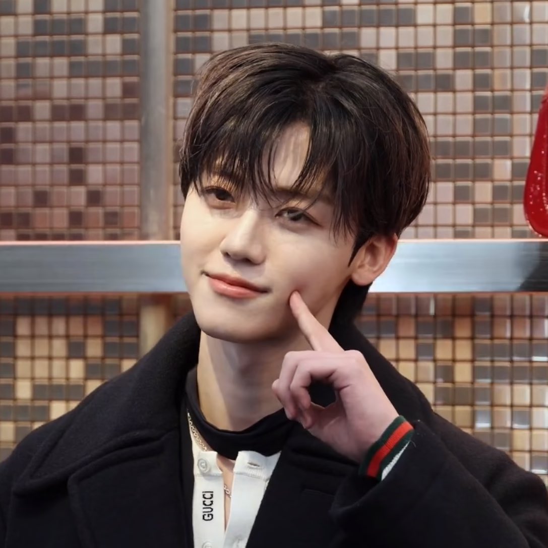 jamong1323's tweet photo. 재민이 꽃받침에 뀨 볼콕까지ㅋㅋㅋㅋㅋㅋㅋㅋㅋ

#JAEMINxGUCCI https://t.co/f5ely0phXI