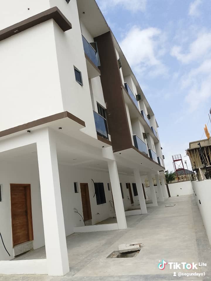 hcodeproperties's tweet photo. ✅DECENTLY BUILT 4BEDROOM TERRACE DUPLEX ON 2 FLOORS ✅ORCHID LEKKI ✅130M NAIRA ✅GOVERNORS CONSENT ✅H.CODE PROPERTIES LTD ✅ 07088116012 https://t.co/7iF9gd1weT