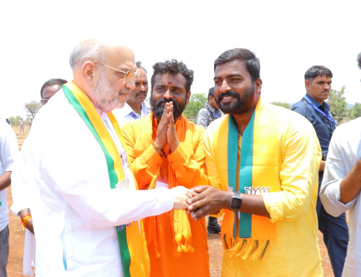 Prabhakar4BJP's tweet image. దేశ రక్షణ కొరకై ప్రాణాలు సైతం లెక్కచేయని వ్యక్తి, రాజకీయరంగంలో అభినవ చాణిక్యుడు కేంద్ర హోంశాఖ మంత్రులు శ్రీ అమిత్ షా గారికి జన్మదిన శుభాకాంక్షలు 🚩🚩
@AmitShah