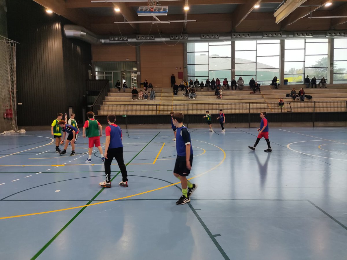 El sábado, la generación 2012 comenzó su tecnificación en el polideportivo de la <a href="/SafaBurgos/">SaFa Burgos</a>.
Alonso Maidana y Guillermo Artime, jugador y segundo entrenador del primer equipo, visitaron a nuestros pequeños cidianos. ¡Mucho talento en nuestra Academia!🪄 #OrgulloCidiano