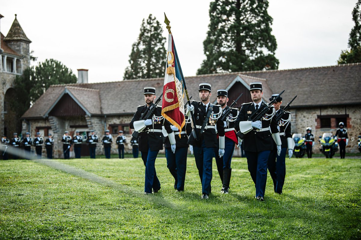 🎖️ Cérémonie de présentation au drapeau des nouveaux arrivants au sein du Groupement de Gendarmerie de Seine-et-Marne.  
Elle symbolise leur intégration officielle sous les couleurs du drapeau français ! 🇫🇷 
📍Château des Dames, Le-Châtelet-en-Brie #GendarmerieNationale