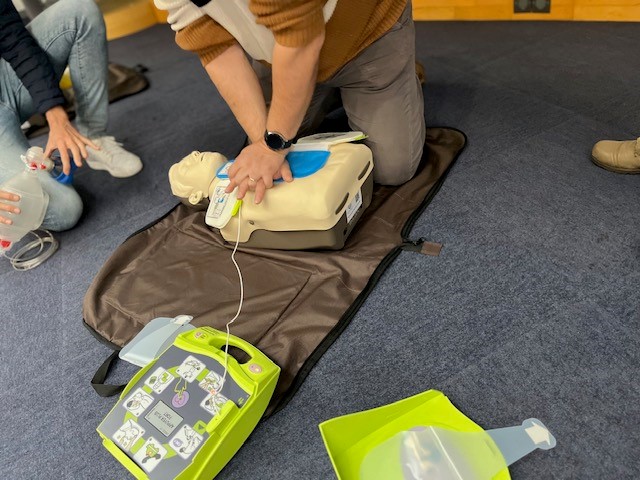 Depuis un an, 𝟭 𝟳𝟲𝟯 𝗽𝗿𝗼𝗳𝗲𝘀𝘀𝗶𝗼𝗻𝗻𝗲𝗹𝘀 ont bénéficié d'une formation pour apprendre à prêter secours à une personne en arrêt cardio-respiratoire
Merci au docteur Dureau, aux professionnels de réanimation et au CESU 68👏
#premiersecours #formation #GHRMSA