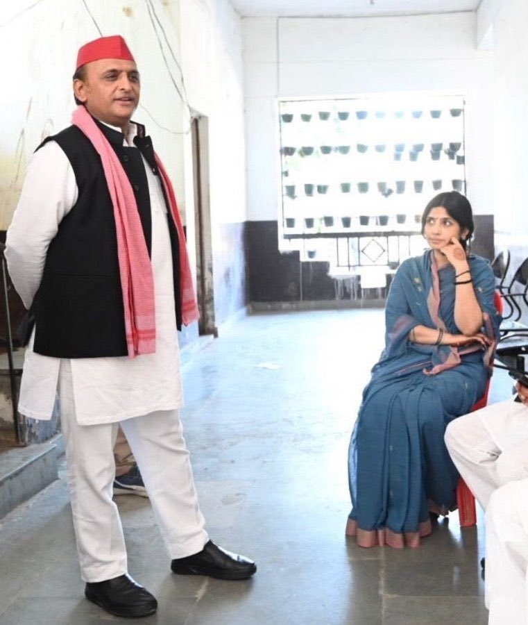 GaganPratapMath's tweet photo. पसंदीदा स्त्री अपने, 
पसंदीदा पुरुष को ऐसे ही शिद्दत से निहारती है....❣️

काश राजनीति में ऐसा सौभाग्य हमारे मोदीजी को भी मिल पाता ☺️😃 https://t.co/QBMhnZT1u3