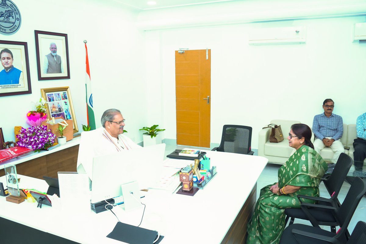 KVSinghDeo1's tweet photo. Engaged in an insightful dialogue with the esteemed Dr. Silpi Sahoo, Chairperson of SAI Education Group.

ପ୍ରତିଷ୍ଠିତ SAI ଏଜୁକେଶନ ଗ୍ରୁପର ଅଧ୍ୟକ୍ଷା ଡ଼ା.ଶିଲ୍ପି ସାହୁଙ୍କ, ସହିତ ଗଭୀର ଆଲୋଚନାରେ ଅଂଶଗ୍ରହଣ କରିଲି।

@SAI_Edu_In 

#InsightfulDialogue
#SAIEducationGroup
#DrSilpiSahoo
#OdishaPride
#EducationalAdvancement
#Leadership
#InspiringConversations
 #kanakvardhansinghdeo #deputycm #Odisha #mla #patnagarh #bolangir #bjpgovernment
