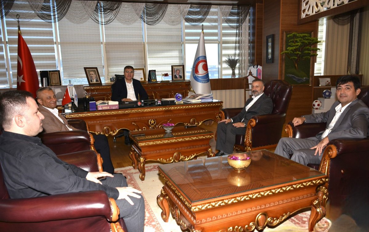 Prof. Dr. Himmet KARADAL ve Doç. Dr. Mehmet Naci EFE ile birlikte Sayın Rektörümüz Prof. Dr. Hüseyin DALGAR'ı makamında ziyaret ettik. Görüşmede üniversite-sanayi işbirliği ve teknoloji merkezleri konusunda görüş alışverişinde bulunulmuş ve işbirliği planları yapılmıştır.