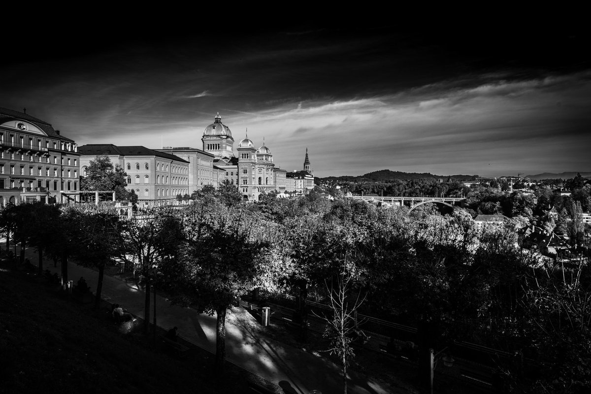 EditionStahl's tweet photo. ©️edition stahl - Das Bundeshaus ist ein unter Denkmalschutz stehender symmetrischer Gebäudekomplex von etwas mehr als 300 Metern Länge. #NFT #collector #blackandwhite https://t.co/oAr71o8zk5