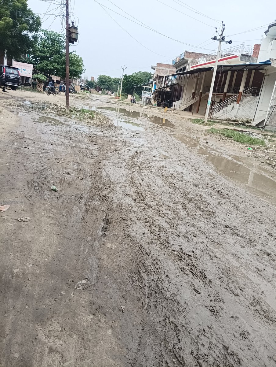 ShriRam78417641's tweet photo. @uppwdofficial @scansindoab @myogiadityanath @myogioffice @kpmaurya1 @PMOIndia @sudhirchaudhary @sardanarohit @RajatSharmaLive @BBCHindi @CNNnews18 @abpnewshindi @Republic_Bharat @007vivekmishra @AjaiBhadauriya @CMOfficeUP @Gyanendram01 @dmfatehpur @Qhf7TwoDa4cU9gy श्रीमान जी मार्ग बहुत ही दुर्गम है लोगों का निकलना मुश्किल है। @uppwdofficial अगर #लो_नि_विभाग द्वारा मार्ग दुरस्त नही हो सकता तो @mygovindia ही #प्रधानमंत्री_सड़क_ग्रामीण_योजना के अंतर्गत ही मार्ग को दुरस्त कराना सुनिश्चित करें ! #UpRuralDev @homeupgov @NaMo4PM @BJP4UP https://t.co/ipqQoa0PhN