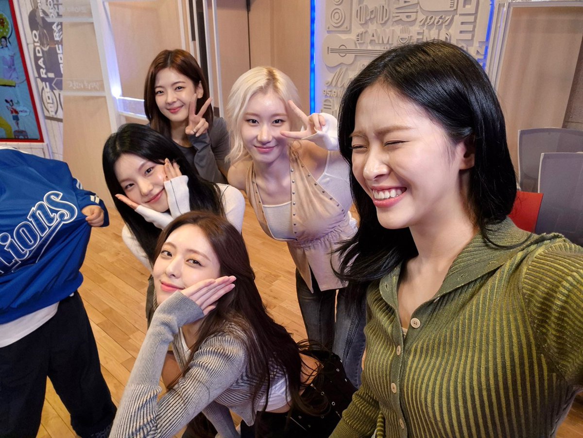 ITZYofficial's tweet photo. [ #정오의희망곡 ]
#김신영 선배님과 보낸 황금같은 시간 💛
눈을 뗄 수 없이 glow ✨

🔁 https://t.co/ZupdfuWjL2

#ITZY #MIDZY @ITZYofficial
#ITZY_GOLD
@radiombc https://t.co/b68rz2775l