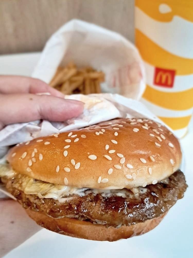 dead_cockroach's tweet photo. Everyone's favourite burger, the 𝘚𝘢𝘮𝘶𝘳𝘢𝘪 𝘉𝘶𝘳𝘨𝘦𝘳, has returned.

A juicy 𝘛𝘦𝘳𝘪𝘺𝘢𝘬𝘪 beef patty, lettuce, and mayo sandwiched between two toasted sesame buns is such a tease. https://t.co/qVh5vFWOYf