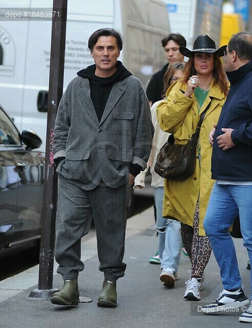 A Milli Futbol Takımı Teknik Direktörü Vincenzo Montella, eşi ve kızıyla Milano sokaklarında gezdi.