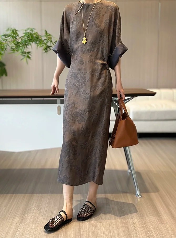 MetaGuangdong's tweet photo. Known as the "soft gold" of the textile industry, #Xiangyunsha (Gambiered #Guangdong gauze) is one of the most precious silks in #Chinese history. Its production process is intricate, using the juice of Dioscorea cirrhosa as a natural dye. The raw silk is repeatedly soaked in this dye to achieve a brownish-yellow semi-finished product, followed by a series of treatments, including soaking, sun drying, boiling, mud sealing, and river washing. In recent years, Xiangyunsha has been widely used in contemporary Chinese-style garments and has gained immense popularity among women.