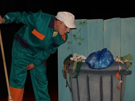 ‘Reciclando cuentos’, con <a href="/Kamaru_Teatro/">Kamaru_Teatro</a>, trata sobre la concienciación ecológica, el reciclaje y el exceso de consumo de una manera fresca y original.

📍 Casavieja <a href="/dipuavila/">Diputación de Ávila</a>
📆 25 de octubre

tinyurl.com/26j3s8uf