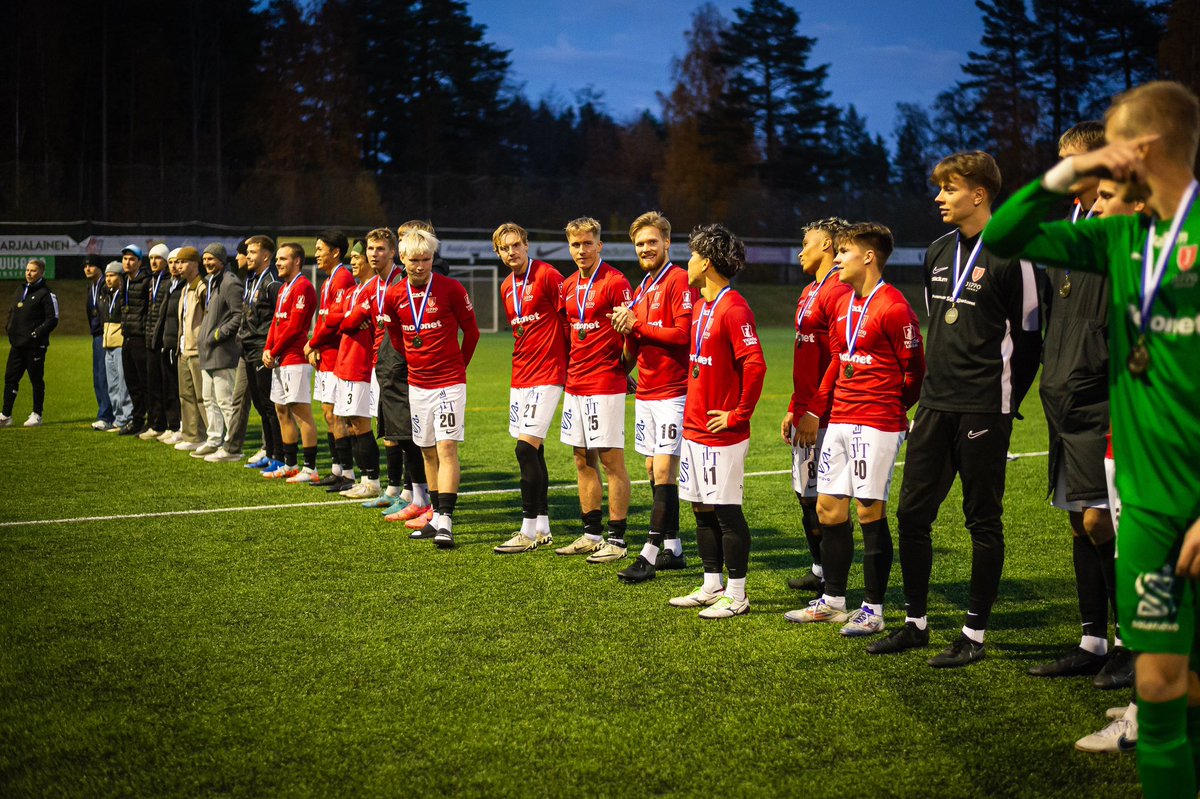 junnosuke_fb's tweet photo. 2024年シーズン終わりました🥉

今シーズンはフィンランド2部リーグでの戦いになり、ハードで難しい試合ばかりでしたが楽しく怪我もなくプレーできました。

新たな課題や発見、収穫がありまた来シーズンに向けて取り組んでいこうと思います。

たくさんの方に支えていただきありがとうございました。 https://t.co/Qb0bydx8B7