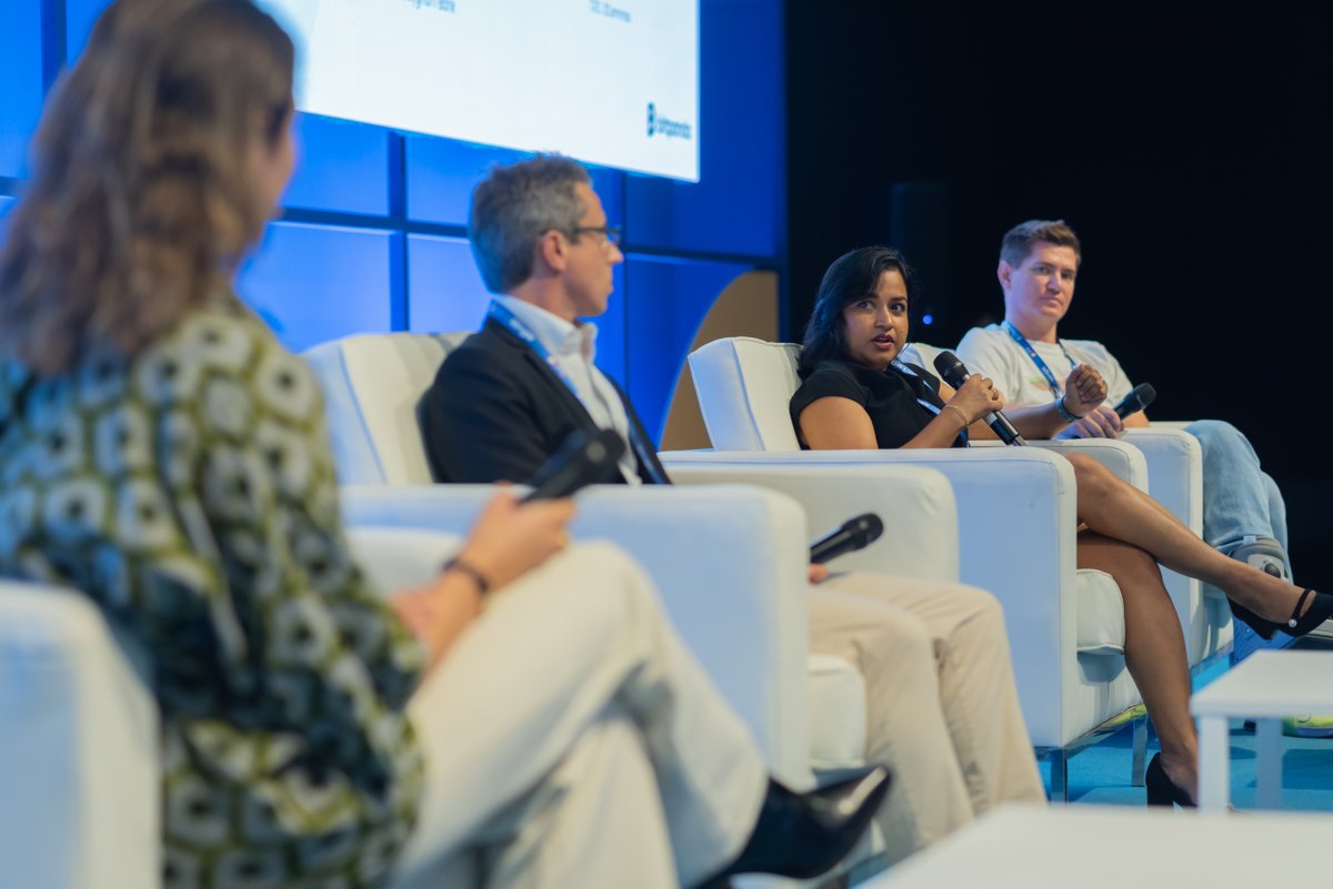 EBlockchainCon's tweet photo. At #EBC10 Madeleine Boys (@GlobalDigitalFi), Fabian Dori (@sygnumofficial), Barnali Biswal (@HilbertCapital), and Yuriy Sorokin (3Commas) discussed how tokenization is reshaping asset management.

From its role in risk management and returns to the impact of AI and automation, the panel explored the trends driving the industry. 

Catch their insights on the future of asset management here: https://t.co/WfSSCVbQWM