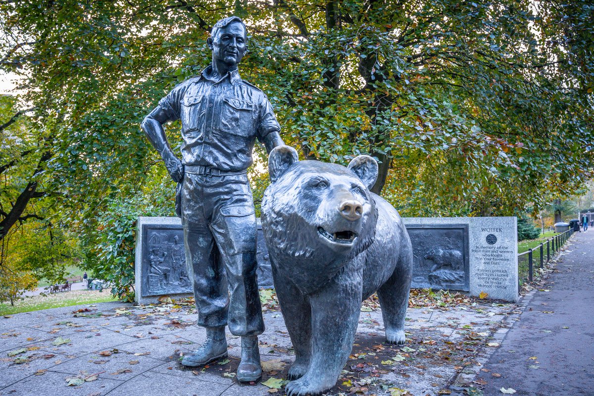 FTHTheatre's tweet photo. Wojtek with friends in Edinburgh.

https://t.co/OxYXokug3j https://t.co/zyniV5jt15