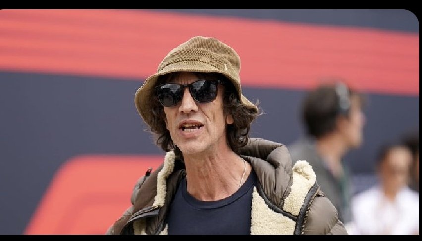 goddammitbrain's tweet photo. Richard Ashcroft looks like a Disney movie where a tortoise becomes human but for some reason has to wear a disguise https://t.co/cQSjHLf8N8