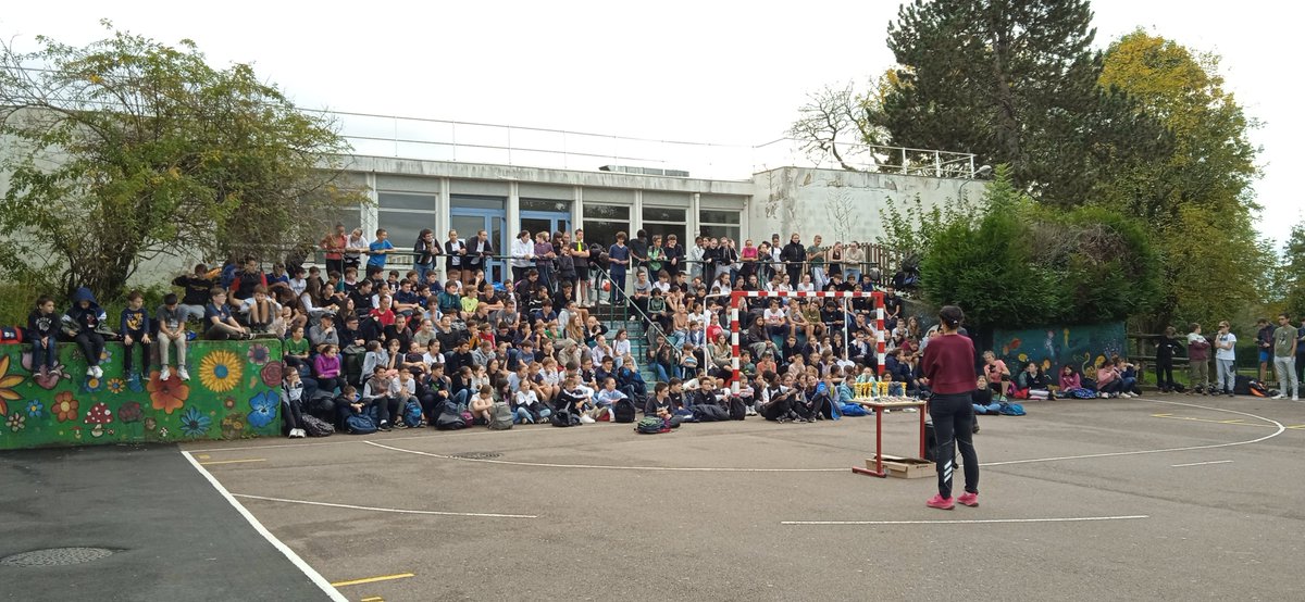 VdrtD's tweet photo. Vendredi 18 octobre les élèves du collège Parc des Chaumes @Citescolaire89 se sont retrouvés autour d'un évènement sportif qui marque le départ en vacances : le cross du collège ! Bravo à tous pour vos efforts et votre aide à la réussite de cet évènement ! https://t.co/rF71ZTtKpa