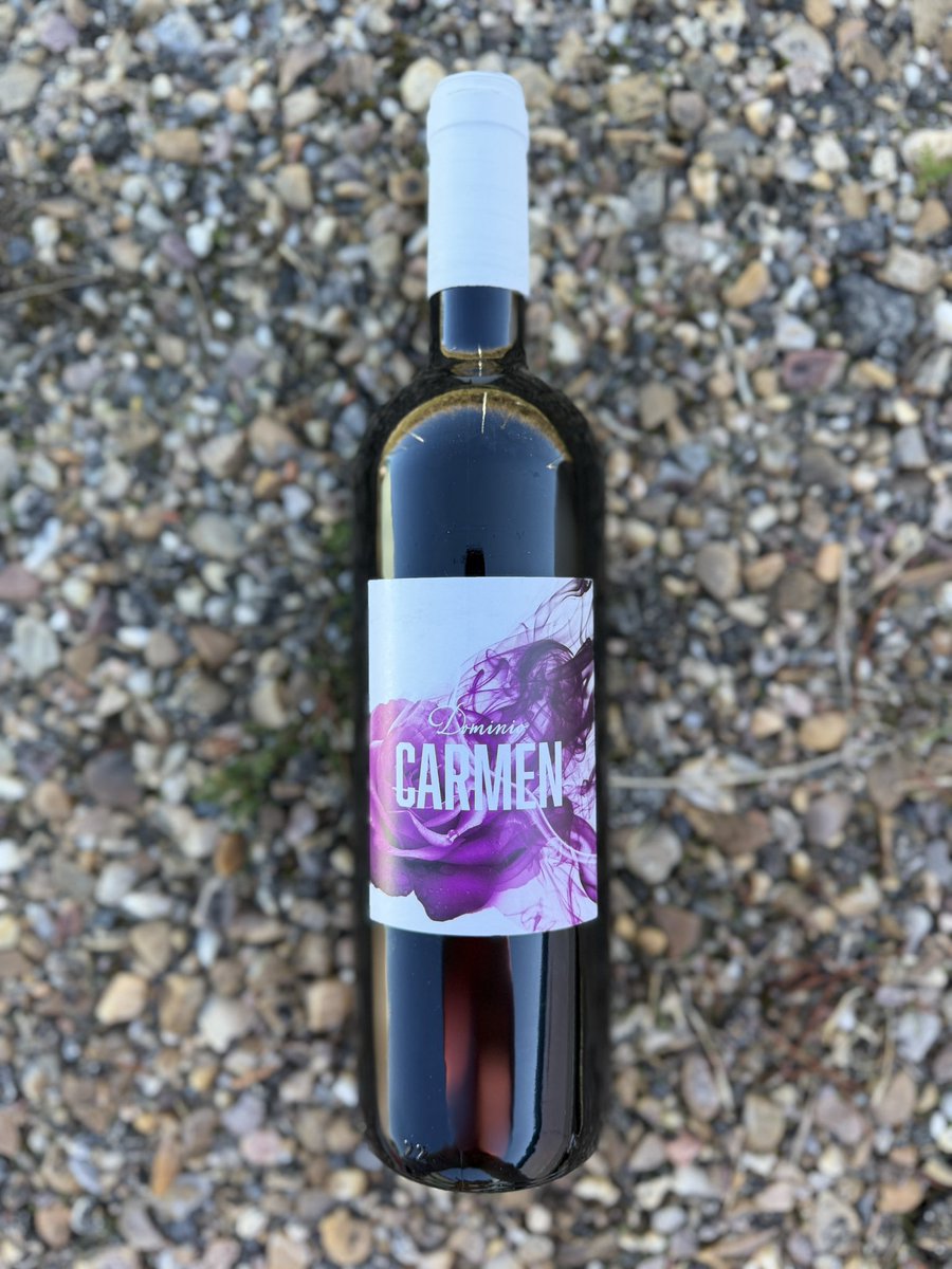 fincacardaba's tweet photo. 🍇 Dominio Carmen 🍷

El más joven de la familia pero con una explosividad de fruta que hará que te enamores desde la primera mirada 😉🍷

Todo un homenaje a nuestra fundadora, “Carmiña” 

https://t.co/320dEbn4aV

#DominioCarmen #WineLovers #Tempranillo #ConsumeRural https://t.co/tEQy8fILSe