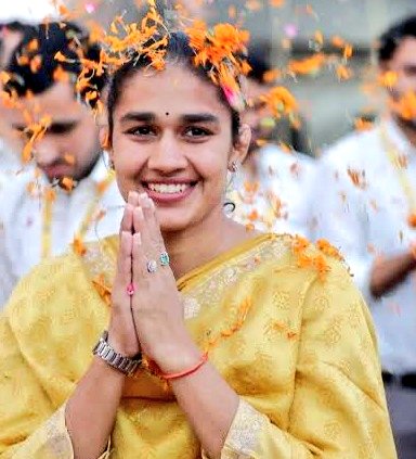 साक्षी मलिक्ष  -- बबिता फोगाट

कल साक्षी मलिक ने एक इंटरव्यू के दौरान बोला कि उन्हें आंदोलन के लिए भाजपा नेता पूर्व औलम्पियन बबिता फोगाट ने उकसाया...

क्यूंकि बबिता खुद बोर्ड की अध्यक्ष बनना चाहती थी

अब सवाल ये है कि अगर ऐसा था तो क्या
महिला पहलवानो के शारीरिक शोषण की बात झूठी
