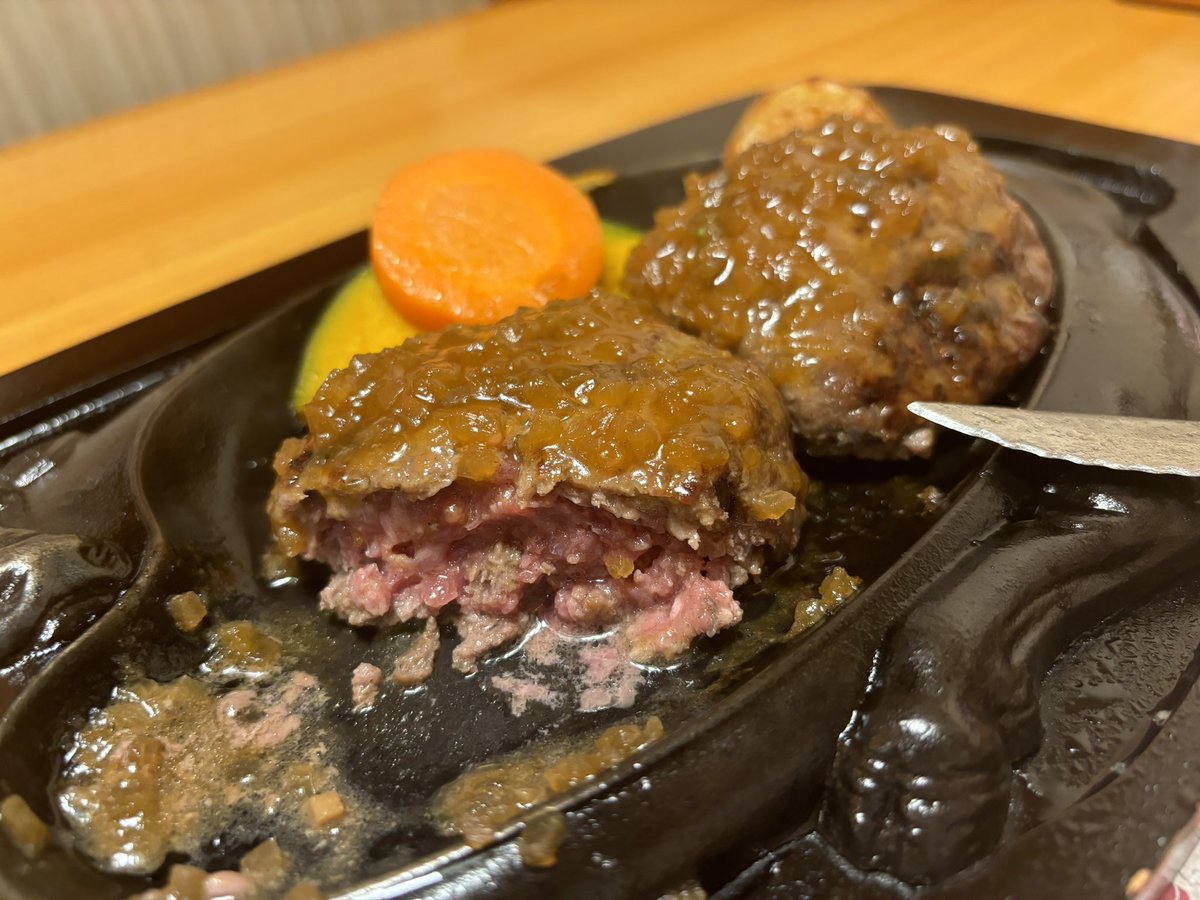 mocchin_101's tweet photo. はじめてのさわやかハンバーグ！
中身がレアで、普通のハンバーグとはちょっと違う感じで美味しかった😋 https://t.co/YWWA1Osa9y
