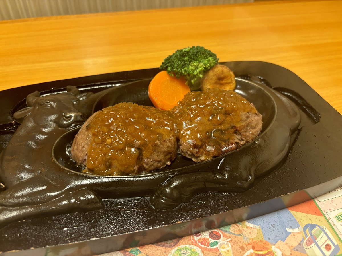 mocchin_101's tweet photo. はじめてのさわやかハンバーグ！
中身がレアで、普通のハンバーグとはちょっと違う感じで美味しかった😋 https://t.co/YWWA1Osa9y