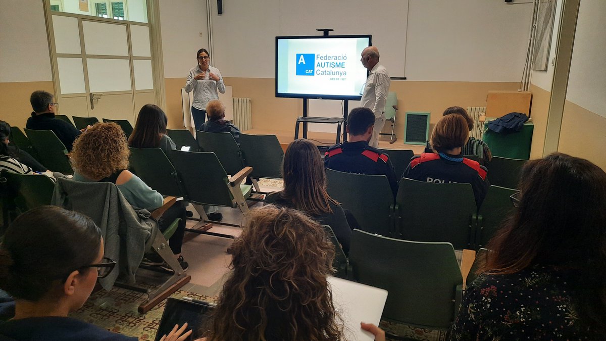 Aquest matí, xerrada sobre la “prevenció de l’assetjament escolar en el TEA” a càrrec del Dr. Francesc Cuxart amb l’acompanyament de <a href="/mossos/">Mossos</a> a la seu social d’ <a href="/AutismeCat/">Federació Autisme Catalunya</a>