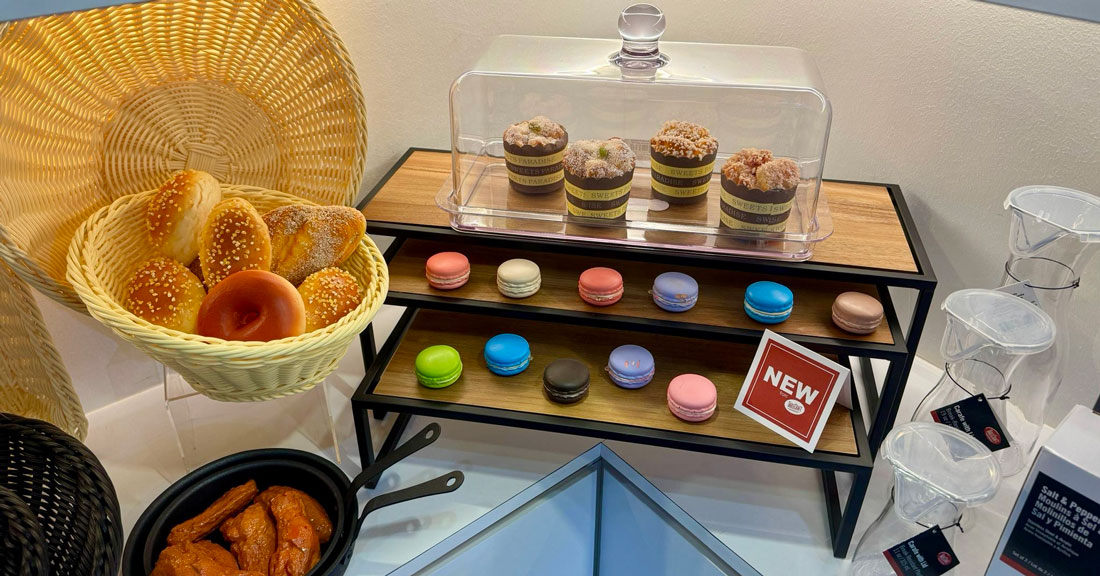 tablecraft_fs's tweet image. #TeamTableCraft is on the road in Singapore this week! 🤩 If you&apos;re attending the Singapore FHA-HoReCa at the Expo swing by Booth 6F2-01 and say 👋 hello to Carlos and &quot;ooh and ahh&quot; over the stunning booth set-up. Now until the 25th. 

#FHA #FHAHoReCa #GlobalGathering