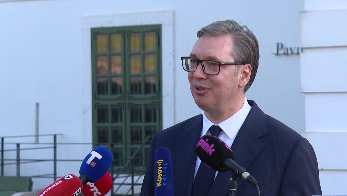 sns_srbija's tweet photo. Председник Републике Србије Александар #Vucic @avucic изјавио је, да ће Србија увек поштовати права миграната и њихово људско достојанство, али да ћемо увек штитити своју земљу, јер како је истакао, ред и поредак морају да постоје. https://t.co/8R33DrqjZA https://t.co/9d8yyTb4c6