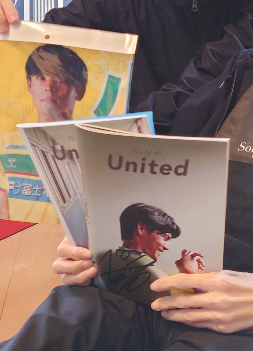 今日はジェフサポ友達が自宅療養中の僕が買えていなかったUnited誌やグッズを手土産にお見舞いに来てくれました！United誌の最新号はなんと小森選手のサイン入りで！
United誌は電子より冊子で読みたいしね。本当にありがとう！