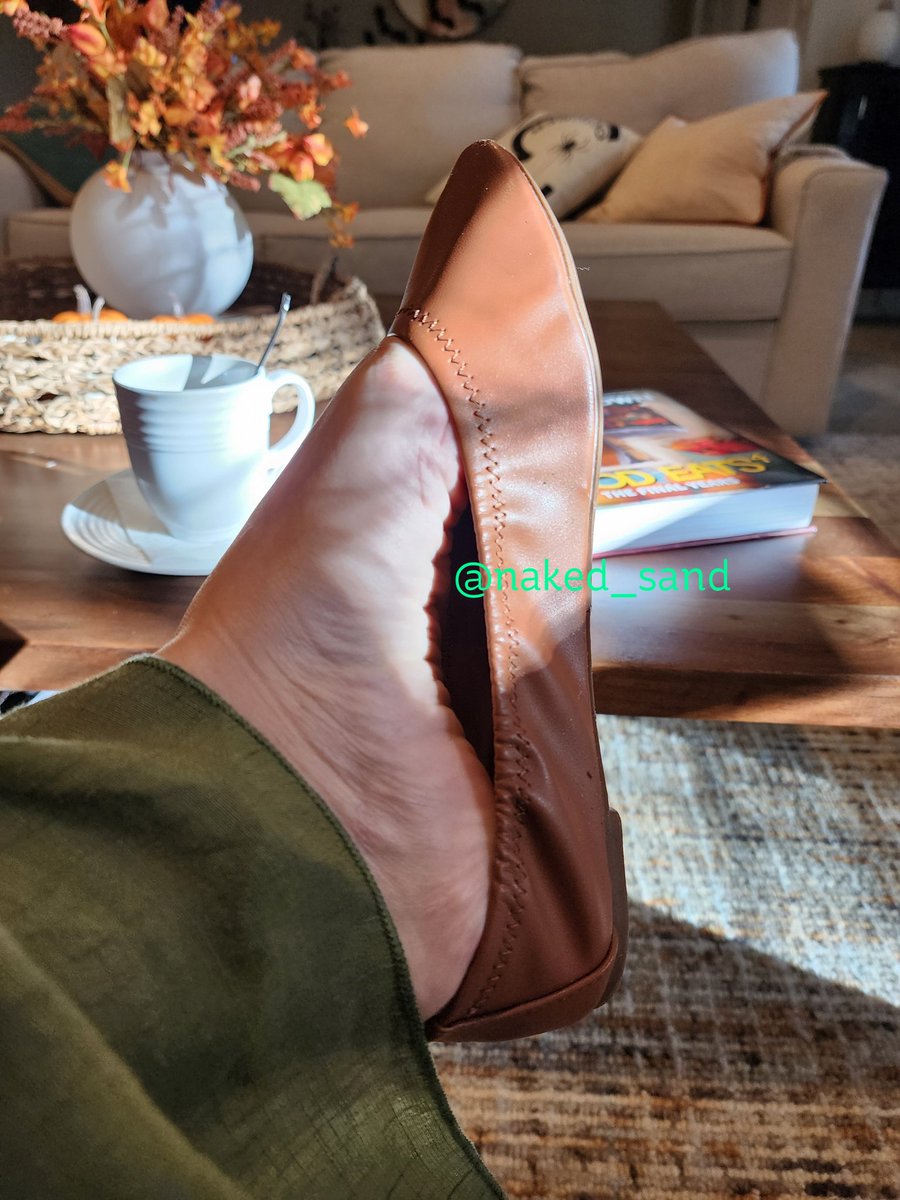 naked_sand's tweet photo. Flats for the win today. Enjoying coffee and a bit of shoe dangle this morning before some shopping.
$KarenSB
#findom #feetwoship #orlandofeet #Florida #foot #flatshoes #dangle #sellingcontent #bbw #bbwsquashing #Falloween2024 #femdom https://t.co/eHmUAyhKEW