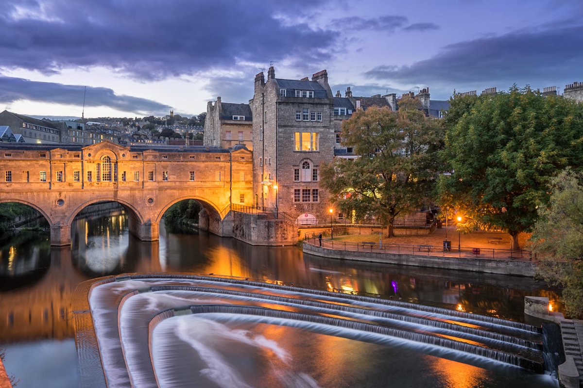 The beautiful Pulteney Bridge at night. 🌕