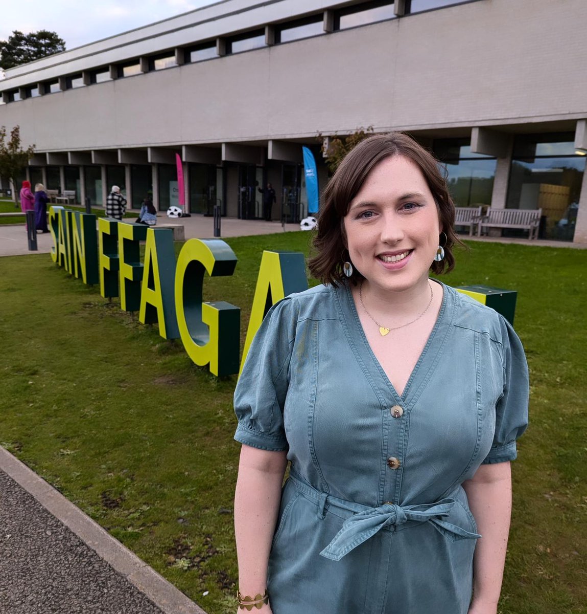 Mae hi 'di bod yn fraint cael cyflwyno'r rhaglen yma 🎥⚽🏴󠁧󠁢󠁷󠁬󠁳󠁿

Mewn wythnos enfawr i'r tîm cenedlaethol, mae stori pêl-droed merched yng Nghymru angen ei hadrodd yn uchel - diolch <a href="/WhisperCymru/">Whisper Cymru</a> am y cyfle i fod yn rhan o hyn ❤️

Yr Hawl i Chwarae @s4c 
9pm heno 22.10.24 📺 (w/subs)